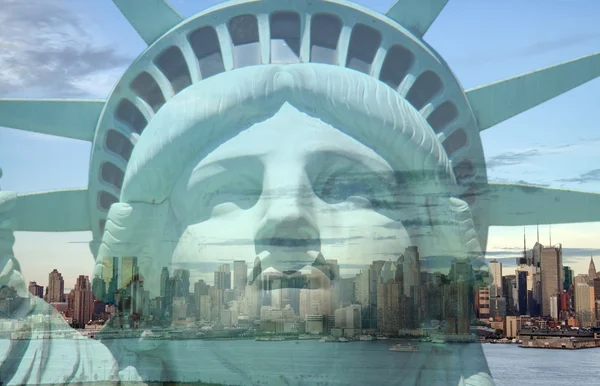 Double exposition New York ville paysage urbain skyline avec statue de la liberté — Photo