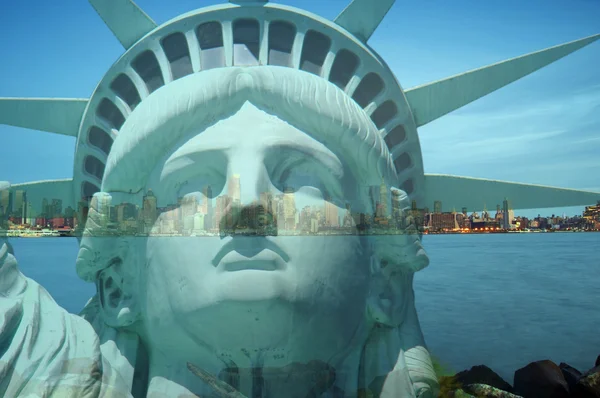 Doble exposición ciudad de Nueva York paisaje urbano horizonte con estatua de la libertad —  Fotos de Stock