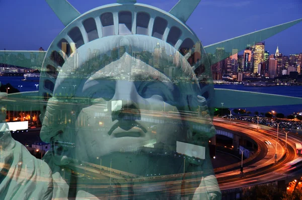 Doble exposición ciudad de Nueva York paisaje urbano horizonte con estatua de la libertad —  Fotos de Stock