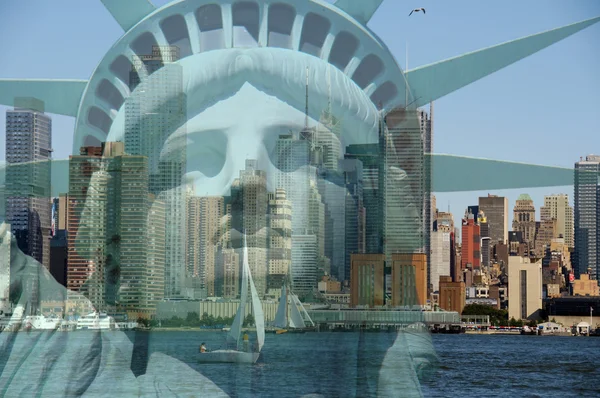 Double exposition New York ville paysage urbain skyline avec statue de la liberté — Photo