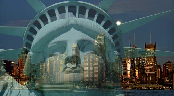 Double exposition New York ville paysage urbain skyline avec statue de la liberté — Photo