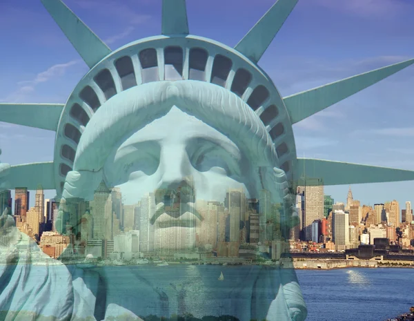 Doble exposición ciudad de Nueva York paisaje urbano horizonte con estatua de la libertad — Foto de Stock