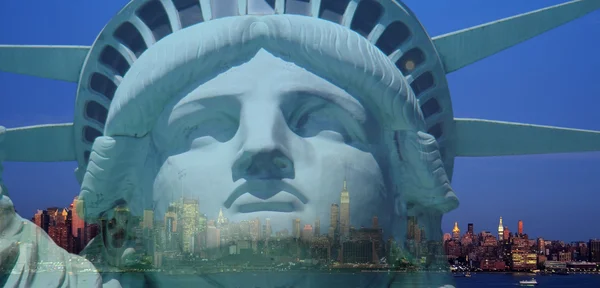 Doble exposición ciudad de Nueva York paisaje urbano horizonte con estatua de la libertad —  Fotos de Stock