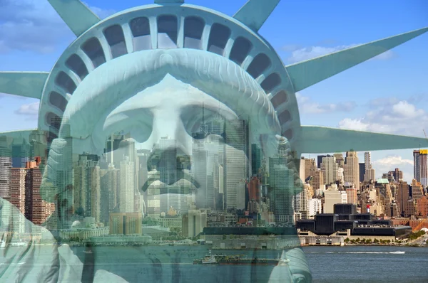 Çifte pozlama New York şehri Özgürlük Heykeli ile gökyüzü