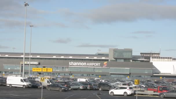Shannon SNN International Airport, County Clare, Irlanda - CIRCA 2016 - El segundo aeropuerto internacional más grande de Irlanda . — Vídeo de stock