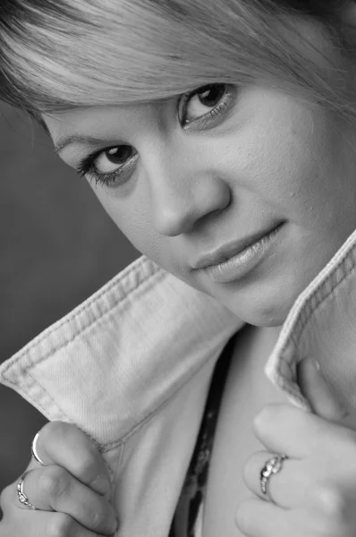 Black and white beautiful 20 something year old female portrait — Stock Photo, Image