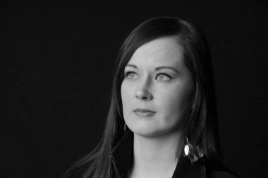 Güzel bir kadın portresi. Güzel bir kadınla akşam makyaj