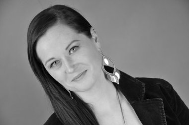 Güzel bir kadın portresi. Güzel bir kadınla akşam makyaj