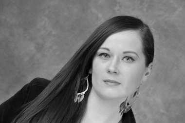 Güzel bir kadın portresi. Güzel bir kadınla akşam makyaj