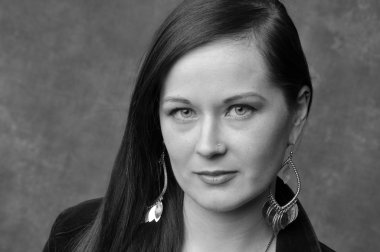 Güzel bir kadın portresi. Güzel bir kadınla akşam makyaj