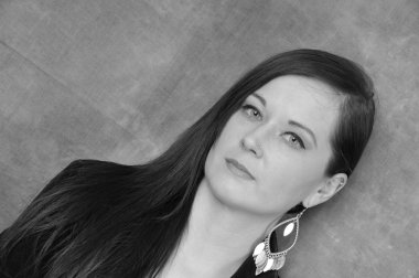 Güzel bir kadın portresi. Güzel bir kadınla akşam makyaj