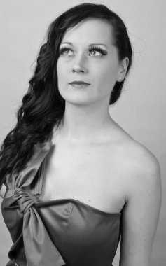 Güzel bir kadın portresi. Güzel bir kadınla akşam makyaj