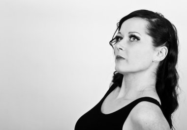 Güzel bir kadın portresi. Güzel bir kadınla akşam makyaj