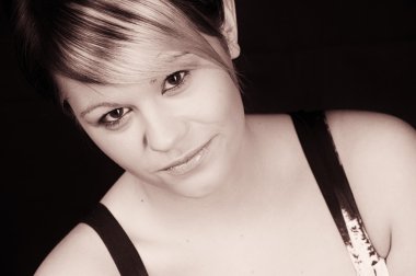 Bakır bir kendine güvenen genç kadın ofis kadeh tonda. Düz Wal