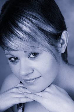 Serin mavi bir kendine güvenen genç kadın ofis kadeh tonda. Düz 