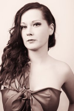 Bakır atış kendine güvenen bir genç kadının tonda. Düz duvar 