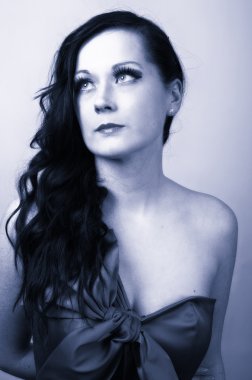 Serin mavi atış kendine güvenen bir genç kadının tonda. Kopya Spa ile