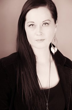 Bakır atış kendine güvenen bir genç kadının tonda. Düz duvar 