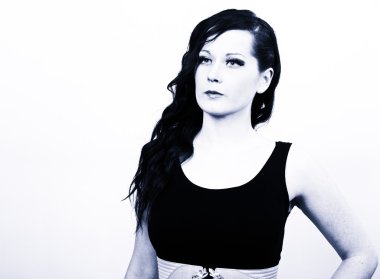 Serin mavi atış kendine güvenen bir genç kadının tonda. Kopya Spa ile