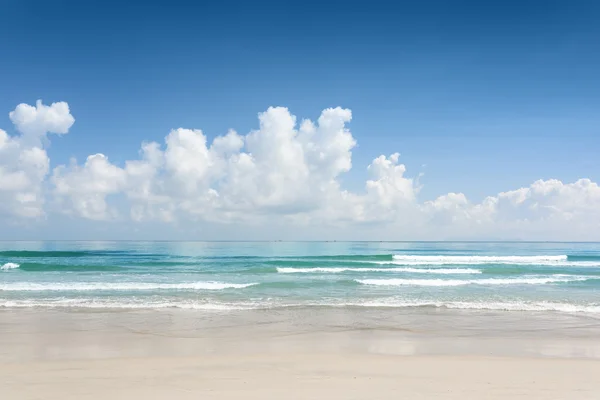 Bella vista mare con acqua cristallina azzurra e spiaggia tropicale — Foto Stock