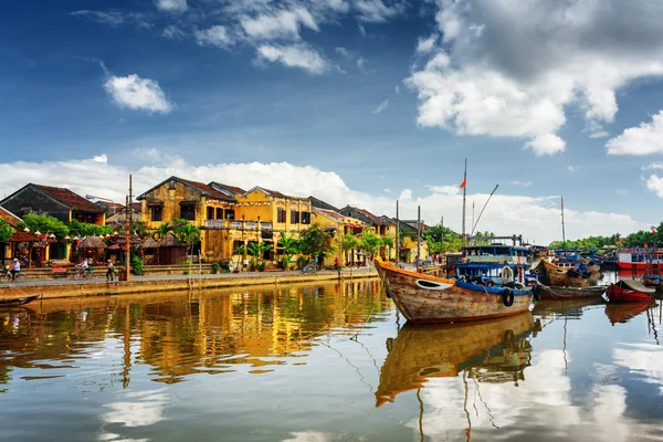 Holzboote auf dem Thu Bon Fluss in hoi an, Vietnam — Stockfoto