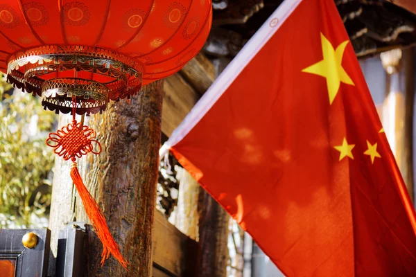 Linterna roja china tradicional y la bandera nacional de China —  Fotos de Stock