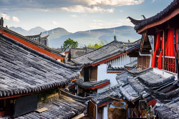 Vista panorámica de los tejados tradicionales de azulejos chinos de las casas, Lijiang — Foto de Stock