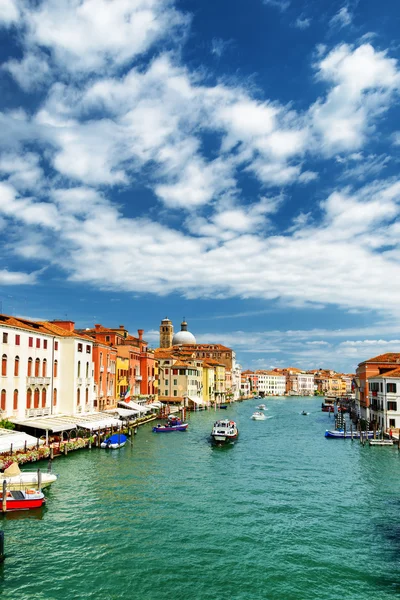 Uitzicht op het Canal Grande met boten in Venetië, Italië — Stockfoto
