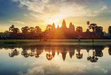 Kamboçya'daki antik Angkor Wat gizemli towers adlı gündoğumu