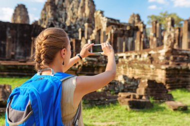 Bayon, Angkor resim çekmek smartphone ile kadın turist