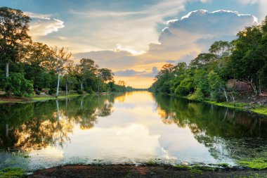 Angkor Thom, Cambodia çevreleyen Antik hendek üzerinden günbatımı