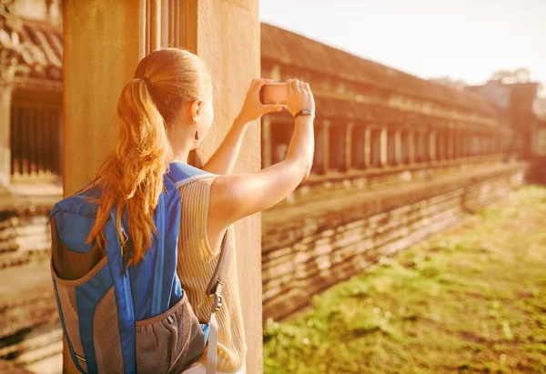 Turista feminino tirar fotos no Angkor Wat, Camboja — Fotografia de Stock