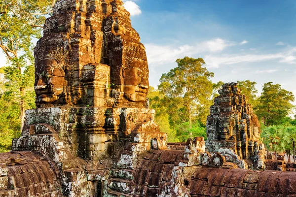 顔-アンコール ・ トムのバイヨン寺院の塔があります。シェムリ アップ、カンボジア — ストック写真