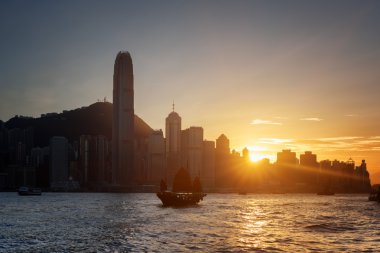 Güzel bir günbatımı Hong Kong şehir içinde gökdelenler manzarası