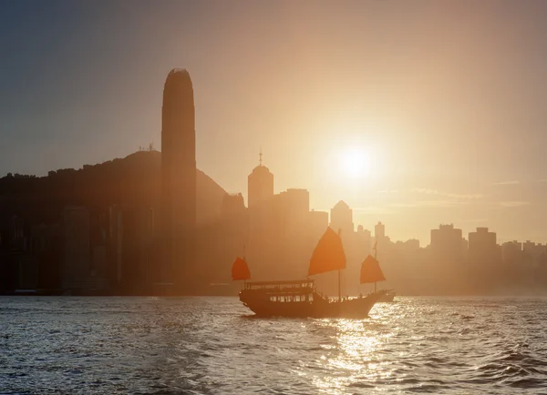 Traditionelles chinesisches Holzsegelschiff bei Sonnenuntergang — Stockfoto