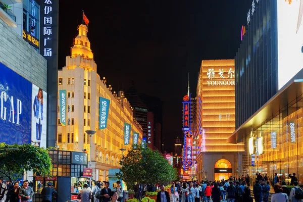 Segni illuminati di negozi di lusso su Nanjing Road, Shanghai — Foto Stock