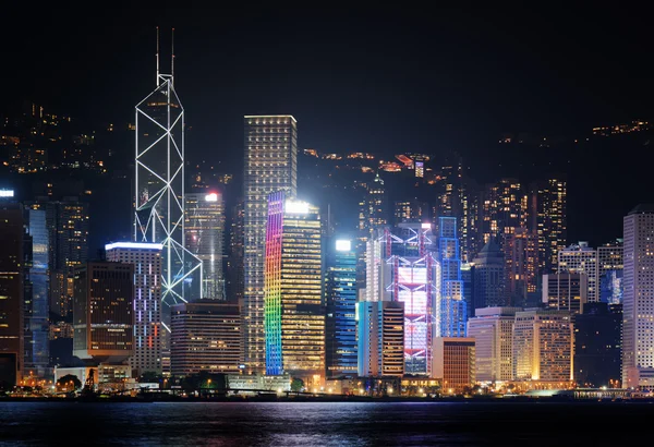 Nachtansicht von Wolkenkratzern in der Innenstadt von Hongkong — Stockfoto