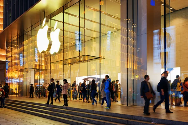 Vista nocturna del Apple Retail Store en Nanjing Road, Shanghai — Foto de Stock