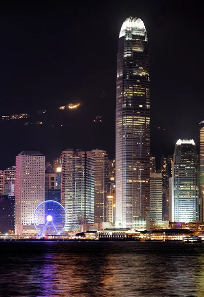 Vista nocturna de rascacielos en el centro de negocios de Hong Kong — Foto de Stock