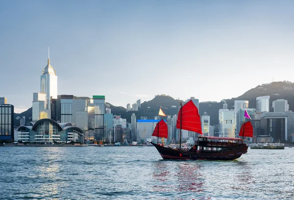 Vacker utsikt över traditionella kinesiska segelfartyg, Hong Kong — Stockfoto