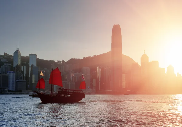 Turist segelfartyg korsar Victoria Harbour, Hong Kong — Stockfoto