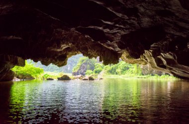 Doğal karst mağarasından Ngo Dong Nehri görünümü, Ninh Binh
