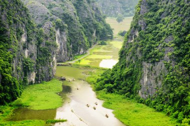 Stgo Dong Nehri ve tekneler üst görünümü. Ninh Binh, Vietnam