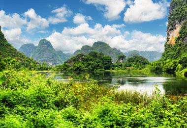 Ninh Binh, Vietnam'daki karst kuleleri arasında göl manzarası