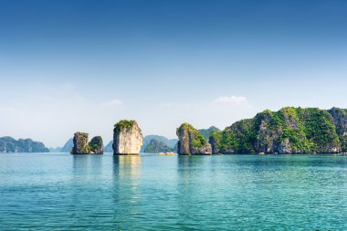 Ha Long Körfezi'nin masmavi suyu, Güney Çin Denizi, Vietnam