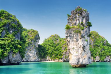 Ha Long Bay kaya sütunu ve masmavi su manzara