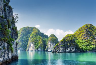 Ha Long Bay, Vietnam lagünün güzel masmavi suyu