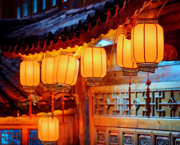 Vue nocturne des lanternes chinoises traditionnelles sur façade sculptée — Photo