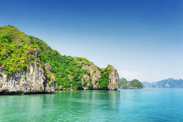 Islas kársticas escénicas sobre fondo azul del cielo en la bahía de Ha Long —  Fotos de Stock