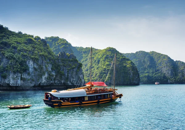 Turistacélhajó a ha Long Bay, Vietnam — Stock Fotó